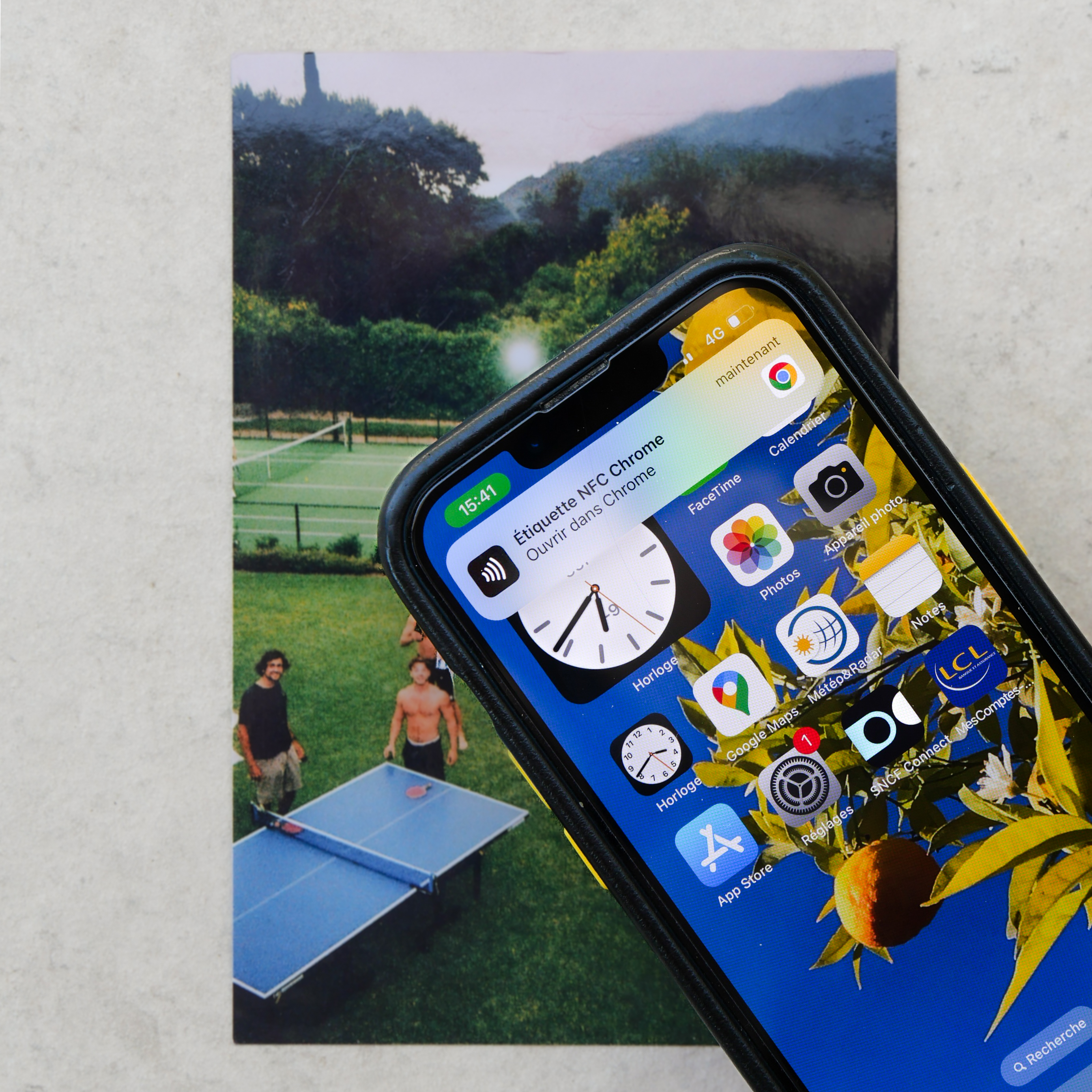 Téléphone posé sur une photo